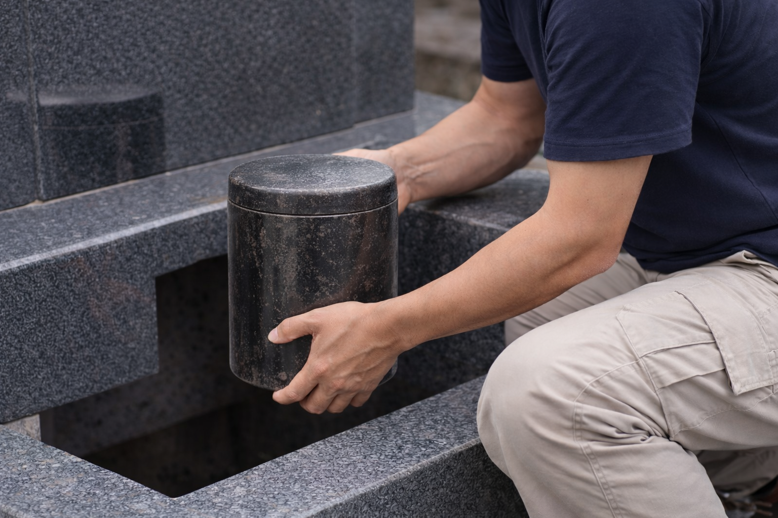 作業員が骨壷を取り出す様子