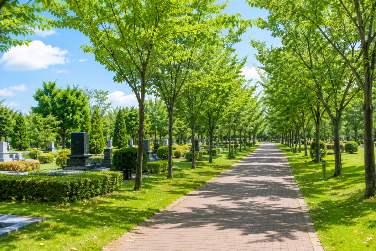 緑豊かな公園霊園の並木道