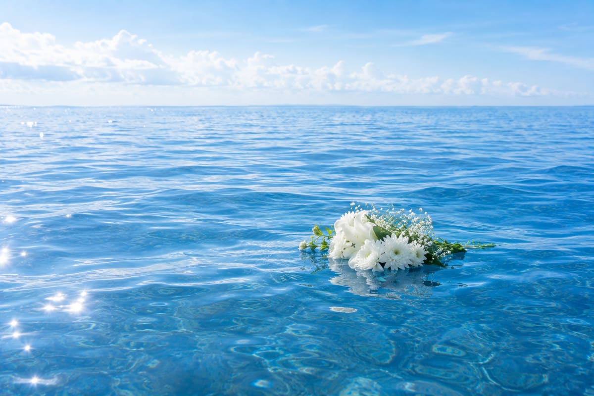沖合の海面に浮かぶ献花の花束