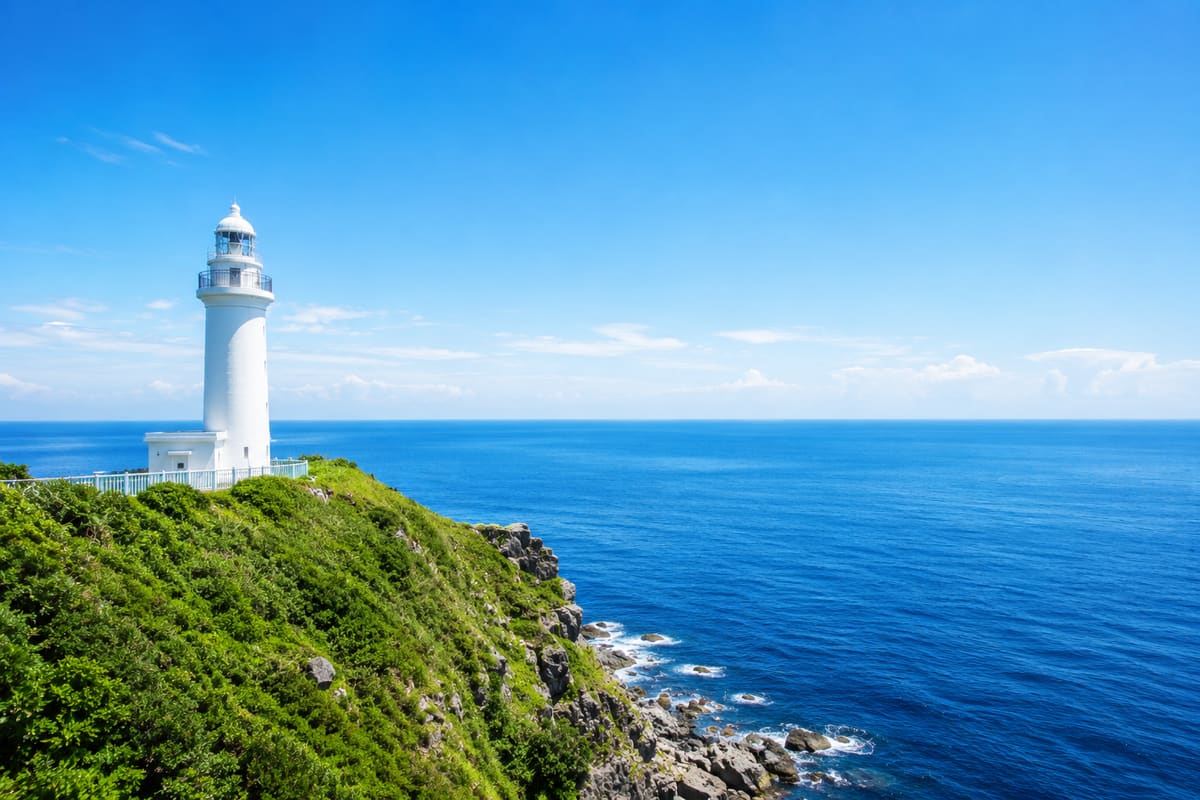 岬の灯台と沖合の海